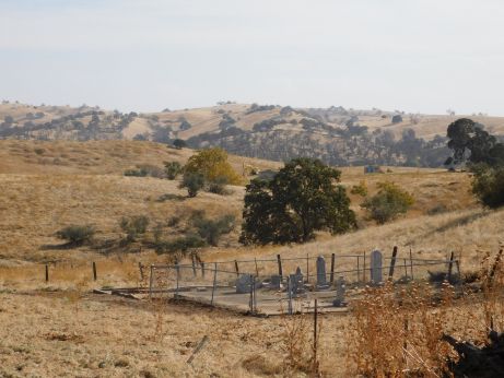[Picture of other side of the Hornitos Oddfellows Cemetery]
